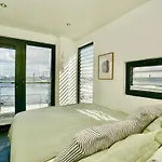 Exclusives Hausboot, 2 Xschlafzimmer, Küche, 1xbad, 1xgäste Wc, Parkplatz, Sonnenterrasse Apartment