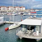 Exclusives Hausboot, 2 Xschlafzimmer, Küche, 1xbad, 1xgäste Wc, Parkplatz, Sonnenterrasse Apartment